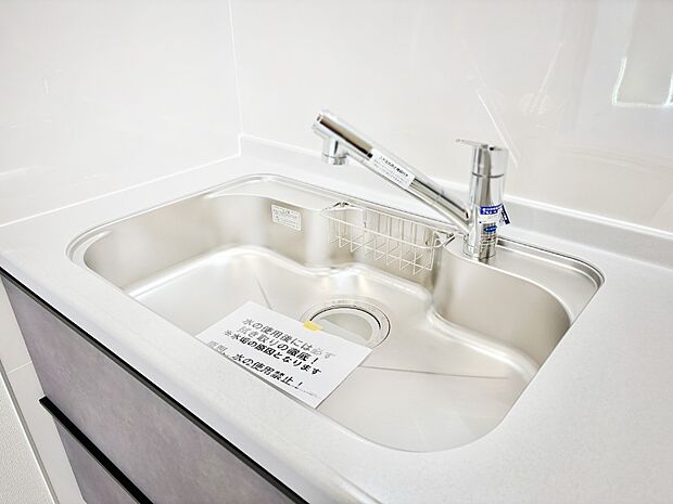 【その他設備(シンク)】広々としたシンクでお料理やお皿洗いもラクラク快適に！
