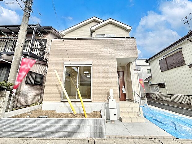 【現地外観写真】洗練された外観、上質な住空間が広がる室内は永く安心して過ごせる住居です。 