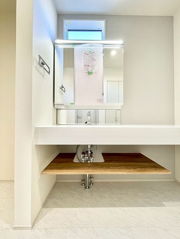 【洗面台・洗面所】大きく見やすい三面鏡で清潔感ある洗面台は、身だしなみチェックや肌のお手入れにおすすめです。