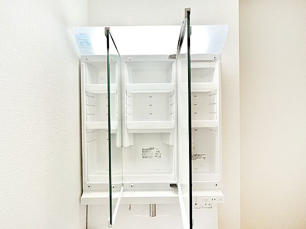 【その他設備(三面鏡裏収納)】三面鏡の裏に、化粧品や衛生用品などを収納可能。洗面台をすっきりと保ちます！
