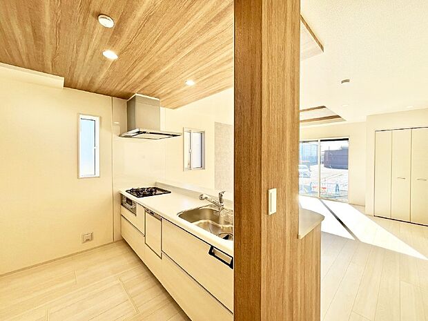 【ダイニングキッチン】リビングで遊ぶお子様を見守りながらお料理ができる対面キッチン。  