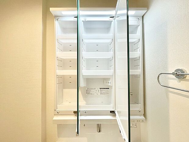 【その他設備(三面鏡裏収納)】三面鏡の裏に、化粧品や衛生用品などを収納可能。洗面台をすっきりと保ちます！