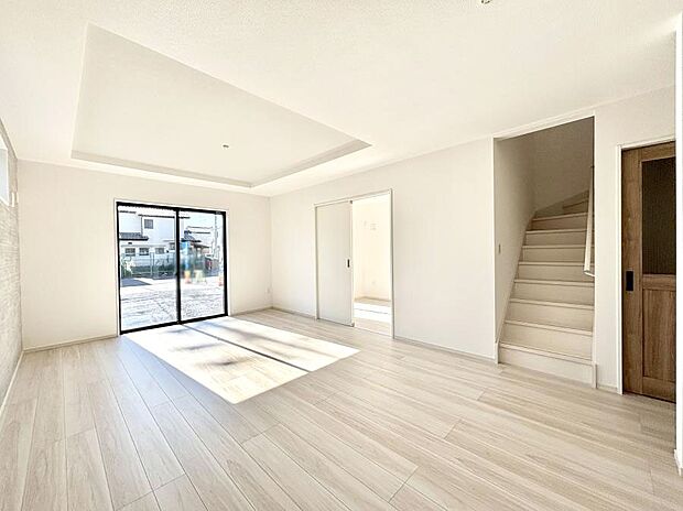 【ダイニング】リビング階段が家族の笑顔と会話をつないでくれます  