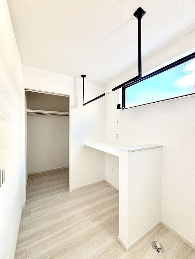 【その他設備(ランドリールーム)】ランドリールーム。梅雨や花粉の時期に大活躍します。    