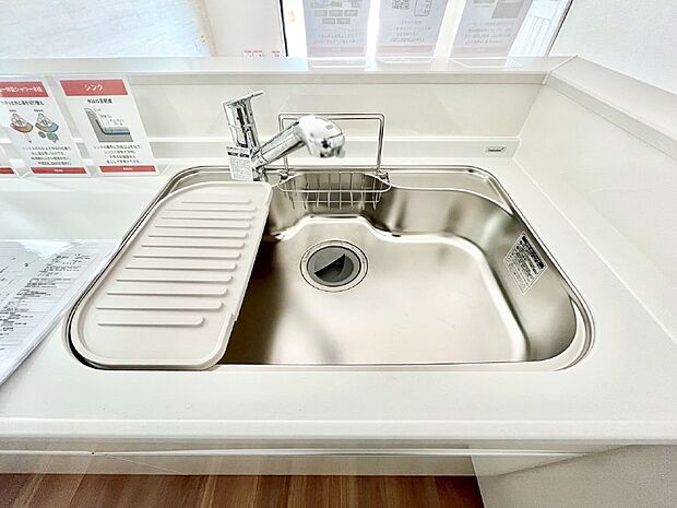 【その他設備(シンク)】広々としたシンクでお料理やお皿洗いもラクラク快適に！