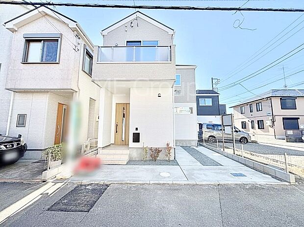 【現地外観写真】洗練された外観、上質な住空間が広がる室内は永く安心して過ごせる住居です。