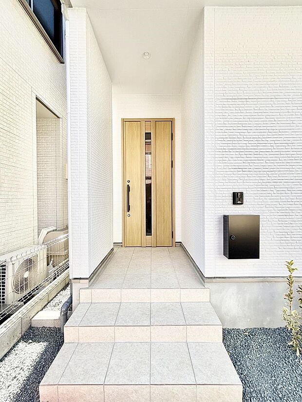 【玄関】玄関前は雨が降っても濡れにくい屋根付き