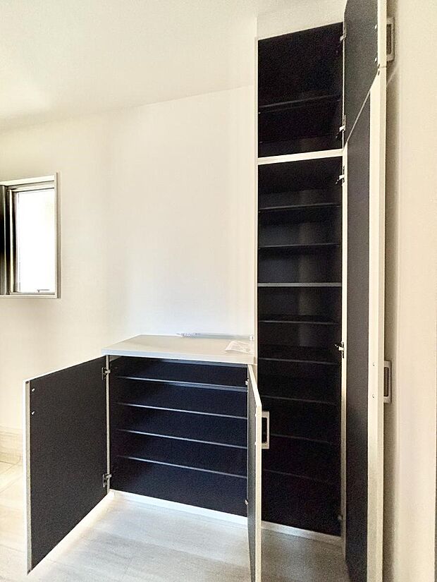 【その他設備(シューズボックス)】玄関をスッキリ・清潔に見せる豊富な収納スペースです。