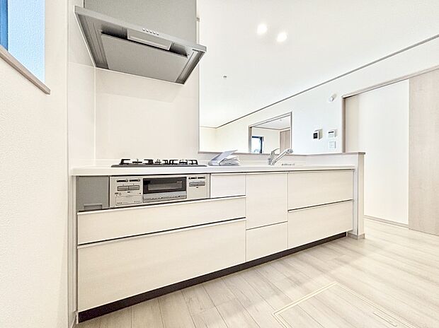 【ダイニングキッチン】ゆとりあるキッチンではご家族と楽しくお料理ができます。