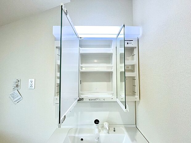【その他設備(三面鏡裏収納)】三面鏡の裏に、化粧品や衛生用品などを収納可能。洗面台をすっきりと保ちます！