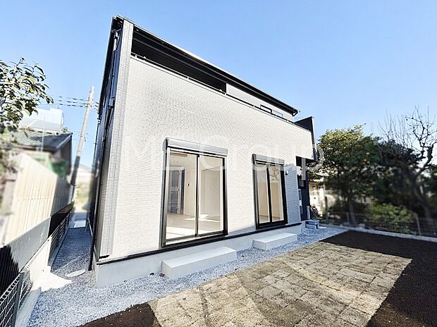 【現地外観写真】たっぷりの陽光と心地よい風が舞い込む住まい