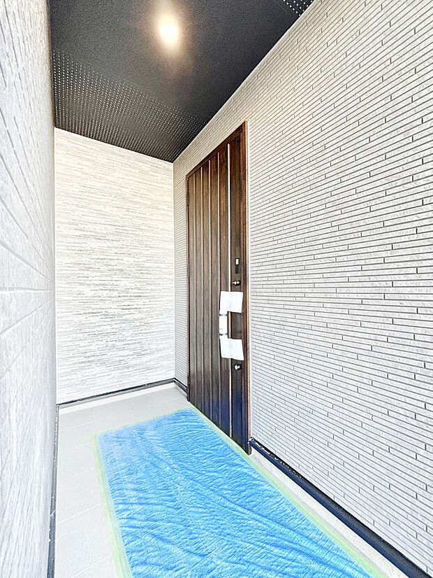 【玄関】玄関前は屋根付きで雨が降っていても濡れにくいです。