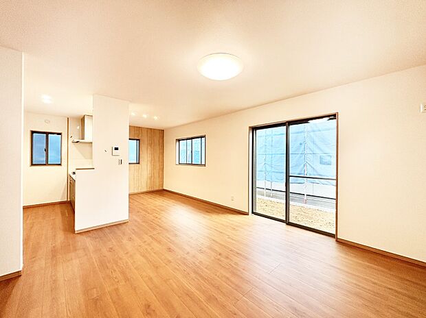 【リビングダイニング】明るい陽光が注ぎ、寛ぎの雰囲気に満たされるリビング・ダイニング。 