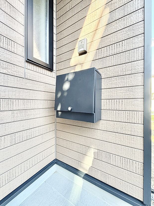 【その他現地】シンプルデザインのポスト。