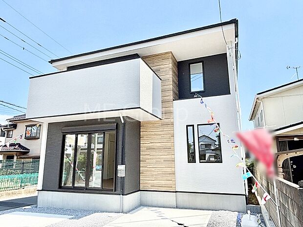 【現地外観写真】洗練された外観、上質な住空間が広がる室内は永く安心して過ごせる住居です。 