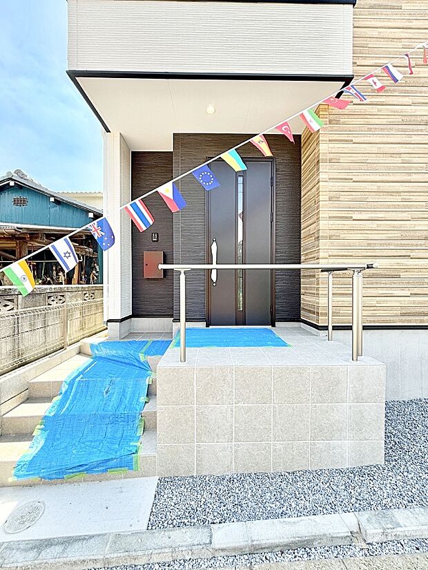 【玄関】玄関前は雨が降っても濡れにくい屋根付き  