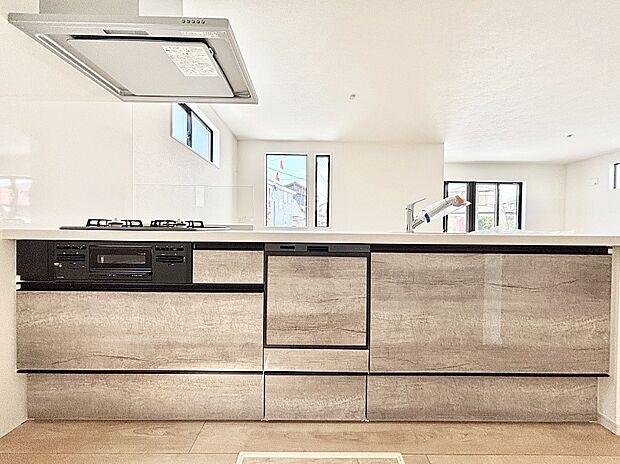 【キッチン】広々とした使い勝手の良いキッチンで日々のお料理も楽しくなりそう  