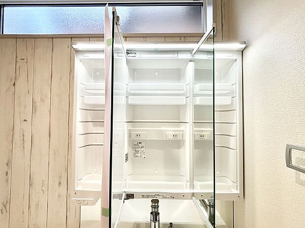 【その他設備(三面鏡裏収納)】三面鏡の裏に、化粧品や衛生用品などを収納可能。洗面台をすっきりと保ちます！