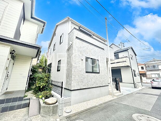 【現地外観写真】たっぷりの陽光と開放感に包まれる明るい住まい  