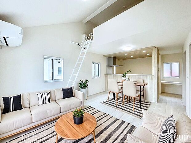 【リビング】ロフト付きのリビングはオシャレで開放感たっぷり。 床暖房付きです。 ※家具はCGです