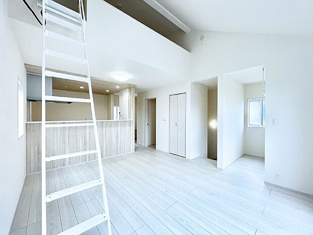 【リビングダイニング】リビングにはテレワークやお子様の宿題スペースとして使えるカウンタースペースを設置