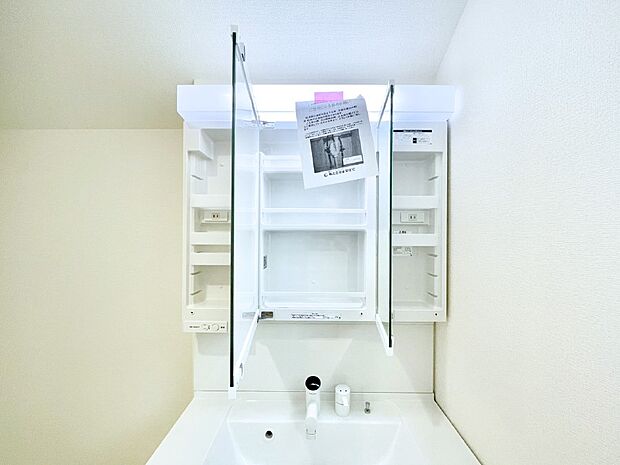 【その他設備(三面鏡裏収納)】三面鏡の裏に、化粧品や衛生用品などを収納可能。洗面台をすっきりと保ちます！