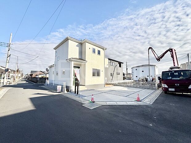 【前面道路含む現地写真】角地なので日当たりも良く、お家が堂々として見えます。