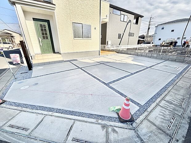 【駐車場】駐車2台可能！急なお客様の駐車に。また、ご家族の自転車スペースとしても大活躍。