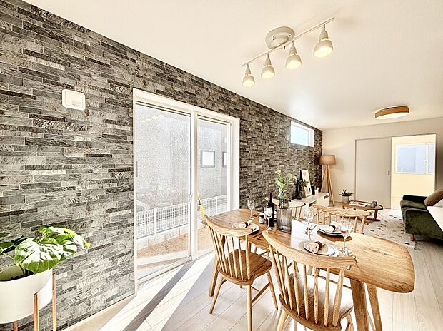 【リビングダイニング】アクセントクロスがお洒落なリビング。家族でのんびりくつろげる広々スペース。