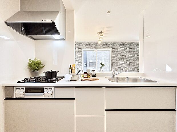 【キッチン】リビングを見渡せる人気のカウンターキッチン。 家族を見守りながら家事をすることができます。