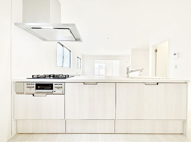 【キッチン】システムキッチンはシンプルでスッキリした飽きの来ないデザインなので永く使えそう!