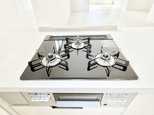 【その他設備(Siセンサーコンロ)】ガスコンロはSiセンサー搭載。火力調節や焦げ付き・消し忘れも防いでくれます。