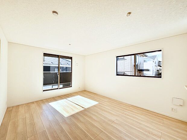 【ダイニング】明るい2階リビング！外からの視線をシャットアウトして家族のプライバシーを守ります。