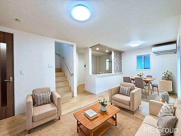 【リビング】ご家族の賑やかな話し声で包まれる明るいリビング ※家具はCGです