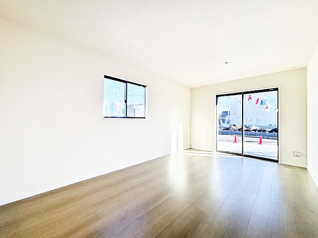 【リビングダイニング】明るい陽光が注ぎ、寛ぎの雰囲気に満たされるリビング・ダイニング。