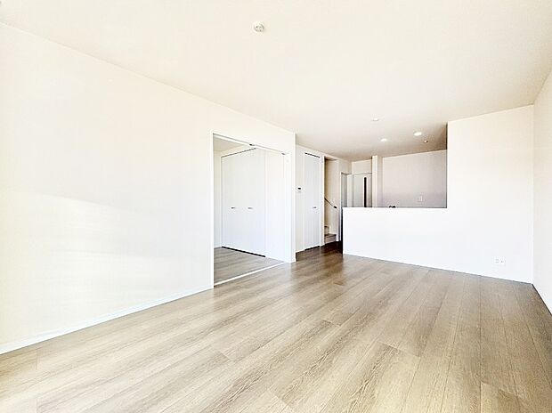 【ダイニング】隣接の洋室を開放すればさらに広々空間に。