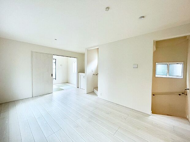 【ダイニング】快適な床暖房付きの広々リビング。家族が自然と集まる憩いのスペースになりそう