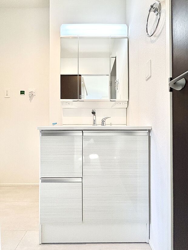 【洗面台・洗面所】大きく見やすい三面鏡で清潔感ある洗面台は、身だしなみチェックや肌のお手入れにおすすめです。