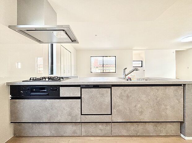 【キッチン】リビングを見渡せる人気のカウンターキッチン。 家族を見守りながら家事をすることができます。