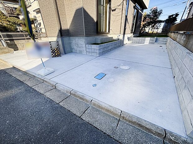 【駐車場】駐車2台可能!急なお客様の駐車に。また、ご家族の自転車スペースとしても大活躍。