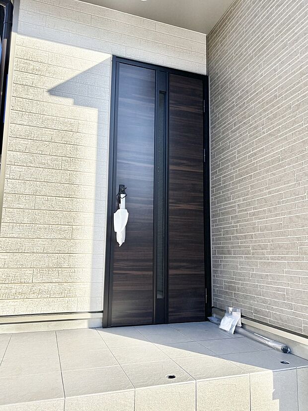 【玄関】大切な家族、来客を出迎える玄関。