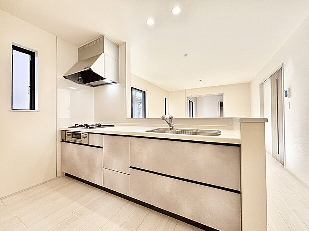 【ダイニングキッチン】料理をしながらでもご家族との会話を楽しめる対面キッチン