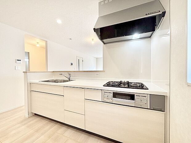 【ダイニングキッチン】リビングで遊ぶお子様を見守りながらお料理ができる対面キッチン。