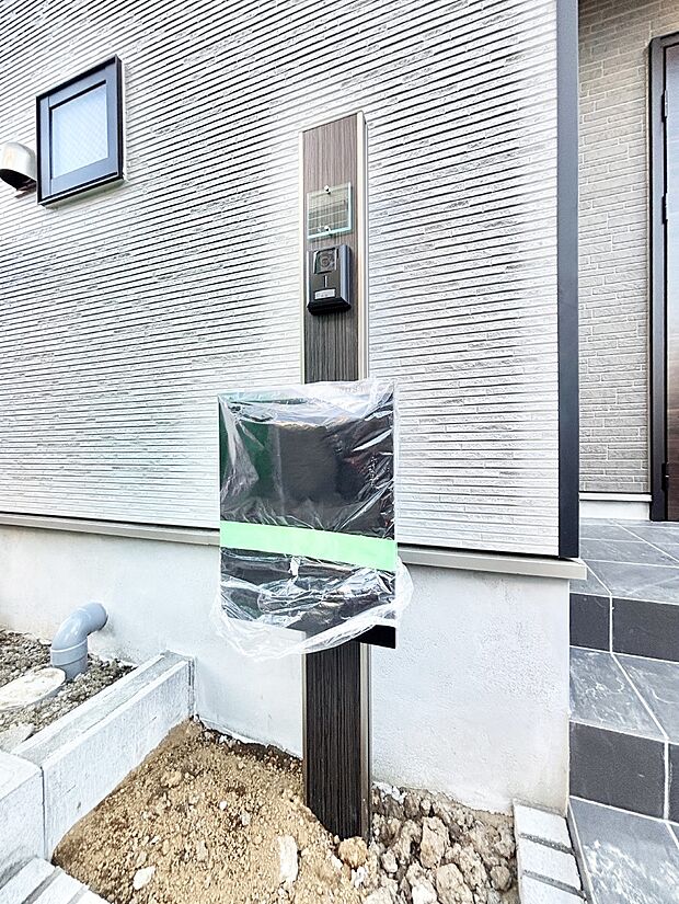 【その他現地】シンプルデザインのポスト。