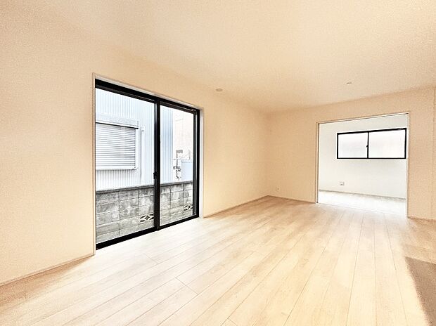 【ダイニング】明るい陽光が注ぎ、寛ぎの雰囲気に満たされるダイニング。   