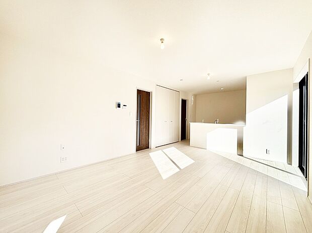 【リビングダイニング】家族団らんの時間も増えそうなくつろぎのリビングダイニング。