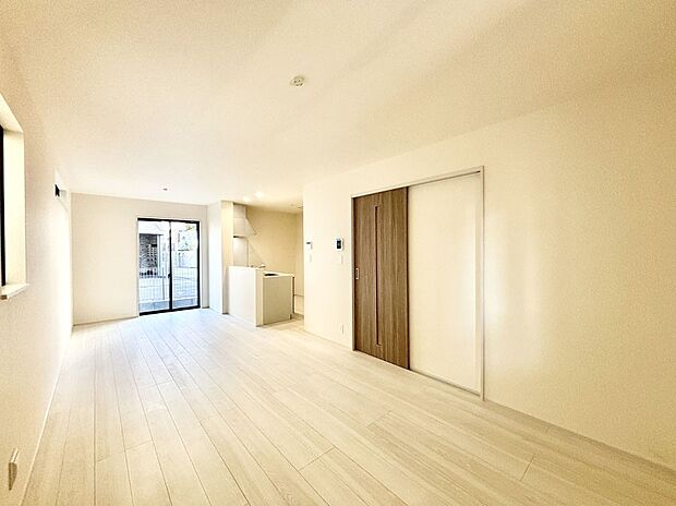 【リビングダイニング】明るい陽光が注ぎ、寛ぎの雰囲気に満たされるリビング・ダイニング。