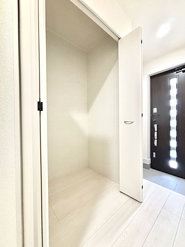 【その他設備(玄関ホール収納)】玄関ホール収納です。掃除道具やお出かけ用グッズの収納に便利です。