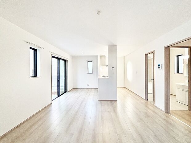 【リビングダイニング】明るい陽光が注ぎ、寛ぎの雰囲気に満たされるリビング・ダイニング。