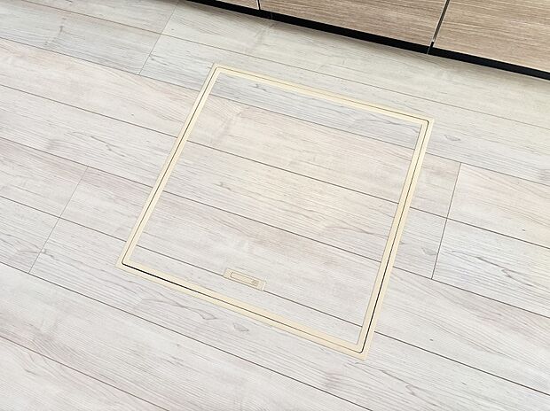 【その他設備(床下収納)】床下収納付き!日用品・非常用品の収納にも大活躍。